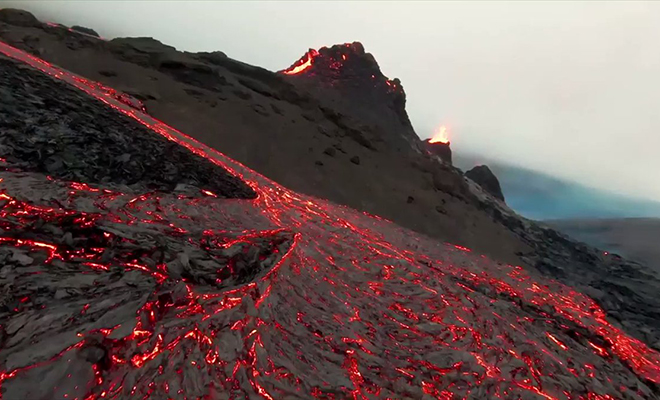 Дрон с камерой пролетел над извергающимся вулканом и заглянул в самое жерло
