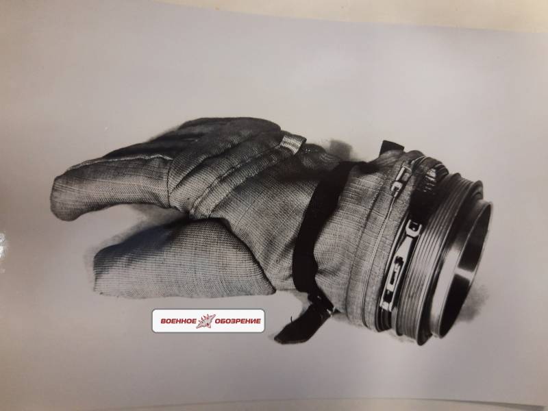 Реализация возможности пребывания Гагарина в условиях вакуума без перчаток