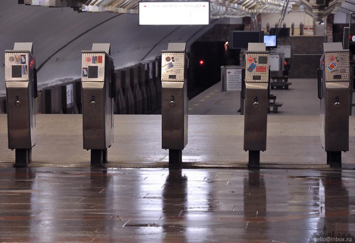 Турникет новосибирск. Метро Новосибирск турникеты. Станция метро площадь Маркса Новосибирск. Новосибирский метрополитен турникеты.