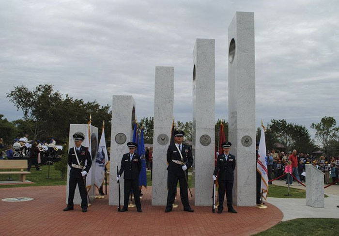 tolko-11-noyabrya-edinstvennyj-den-v-godu-kogda-solnce-velikolepno-osveshhaet-etot-memorial_004