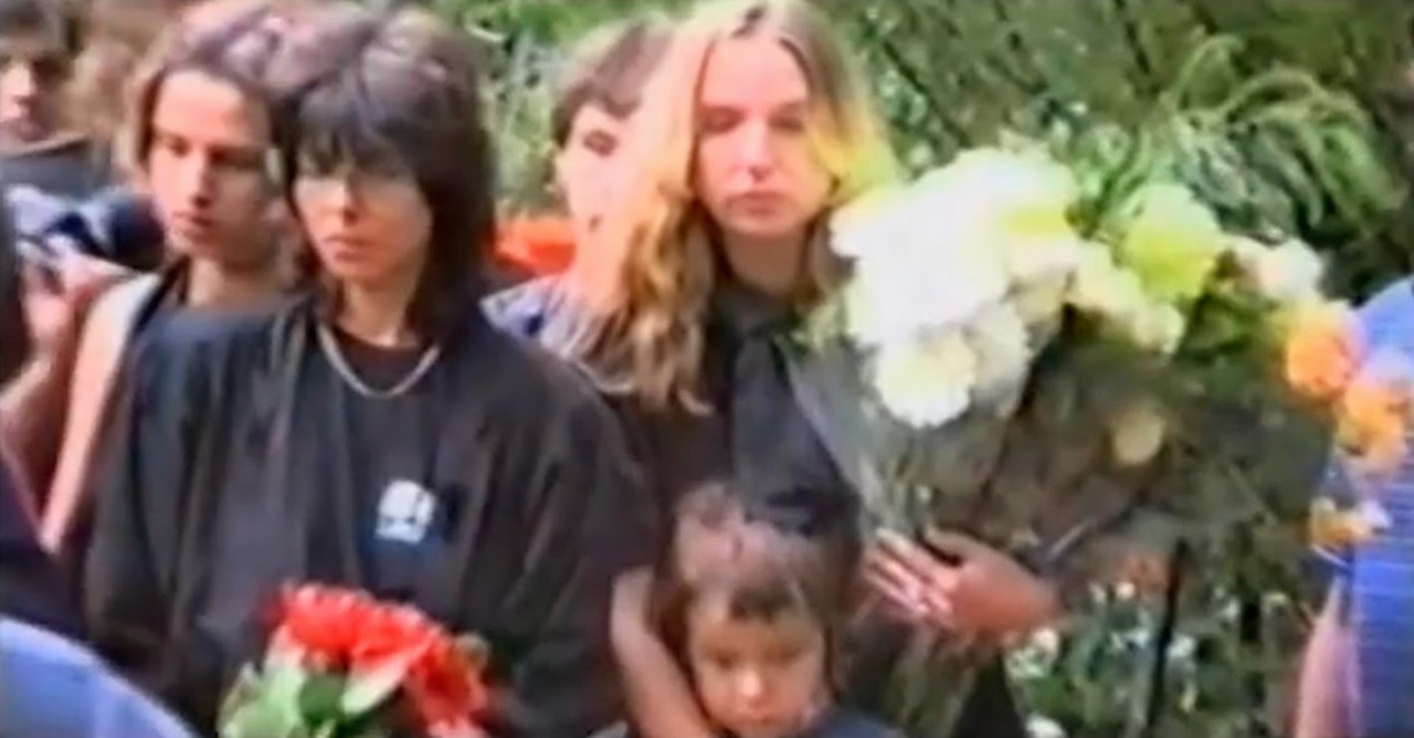 Наталья Разлогова и Марианна Цой с сыном Александром на похоронах Виктора Цоя