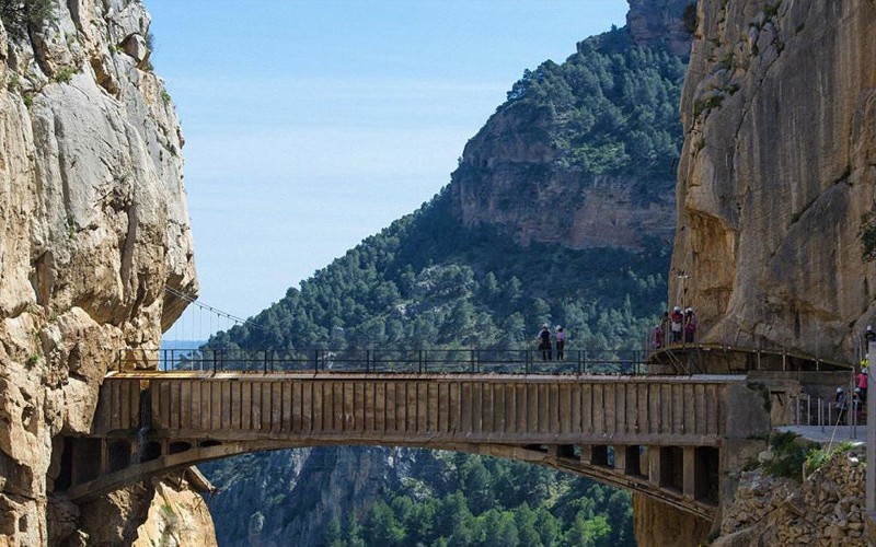 Одна из самых популярных туристических достопримечательностей Испании, El Caminito del Rey Path, проходит через ущелье Гаитанес в провинции Малага, и с нее открываются потрясающие виды El Caminito del Rey, испания, тропа