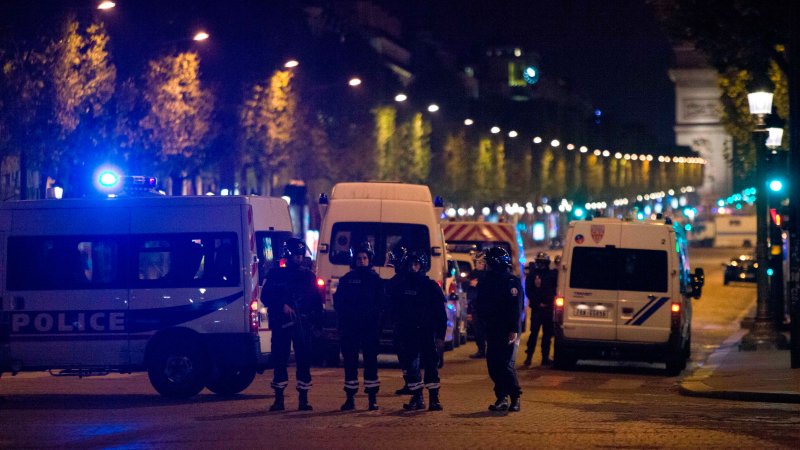 Двое манифестантов пострадали в ходе возобновившихся беспорядков в Париже