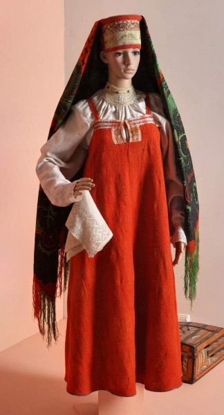 Фото: Русский музей. Женский свадебный костюм, Пинежский уезд, Архангельская губерния. ХIХ век