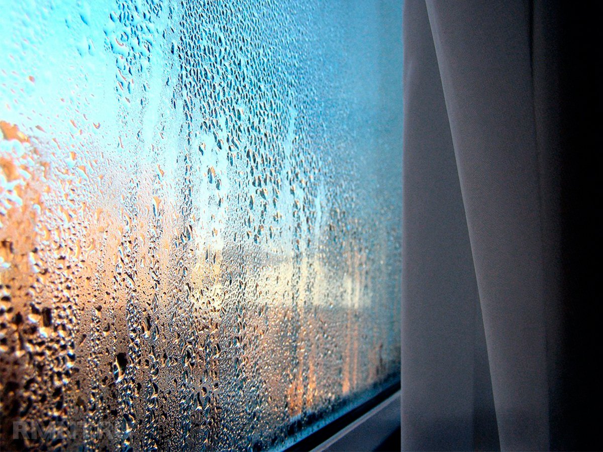 Воздух по краям стекла. Запотевшее окно. Конденсат на окнах. Конденсат на пластиковых окнах. Запотевшие пластиковые окна.