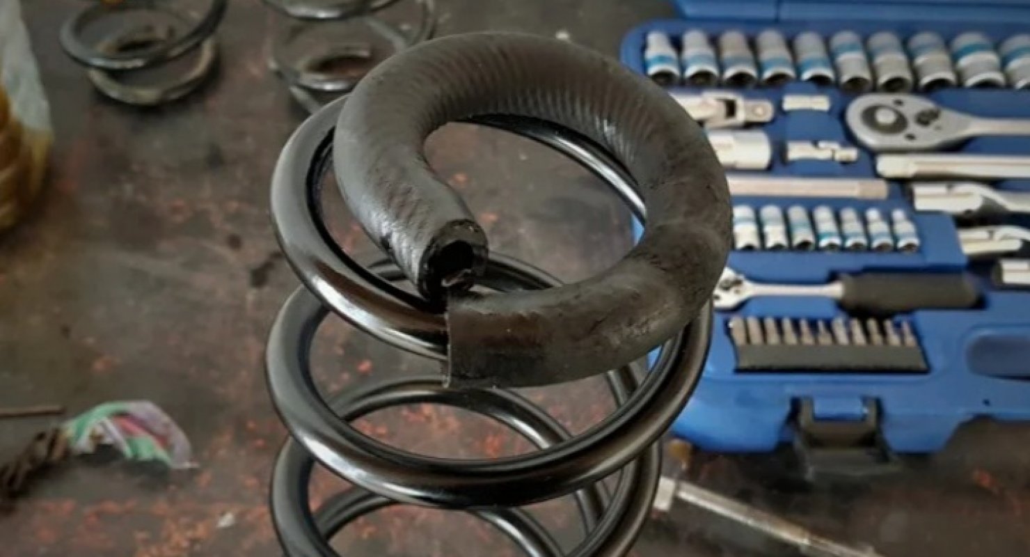 Зачем некоторые автовладельцы одевают на нижний виток пружин шланг?