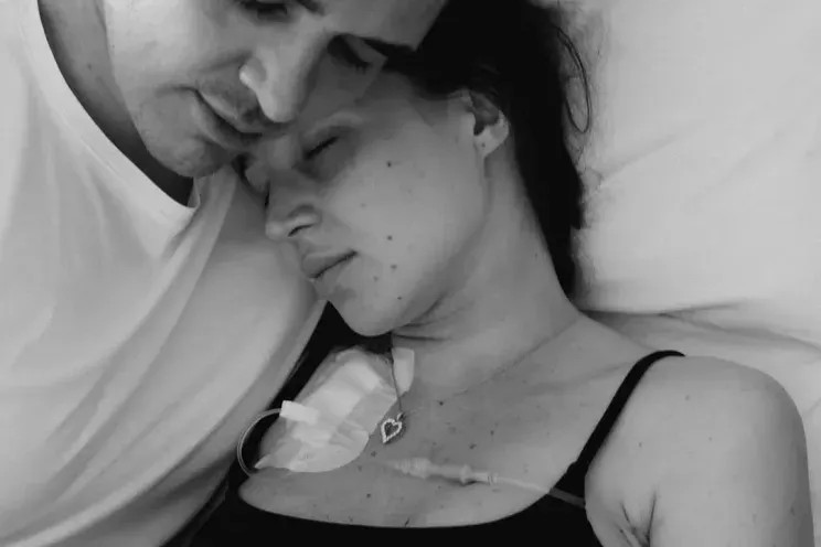 Блогерша Лерчек, которая лечится от рака четвёртой стадии, вышла на связь в парике и показала фото из больницы Сквиччиарини, Лерчек, блогерша, сыномЛерчек, которая, четвёртой, стадии, ребёнка, обнаружили, рублей, конце, февраля, родила, своего, танцам, бойфренда, тренера, Валерия, Луиса, которым