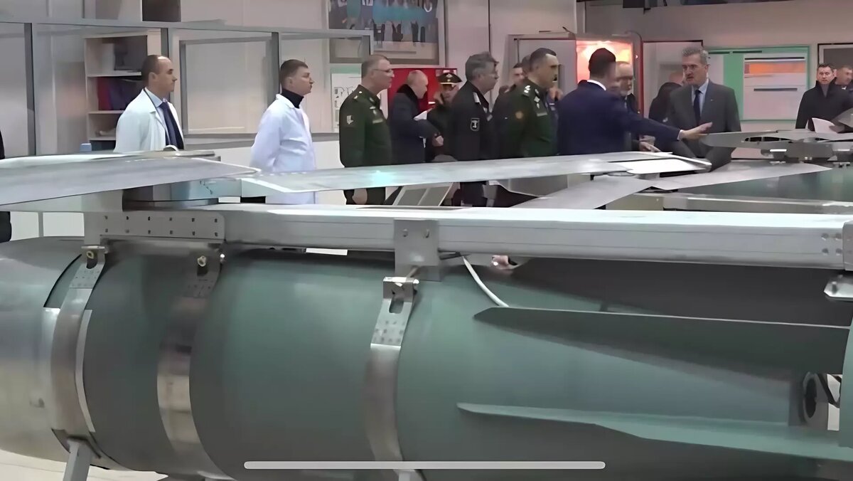     СМИ и социальные сети сообщают, что в нашей стране началось массовое производство тяжелой планирующей бомбы ФАБ-1500-М54.