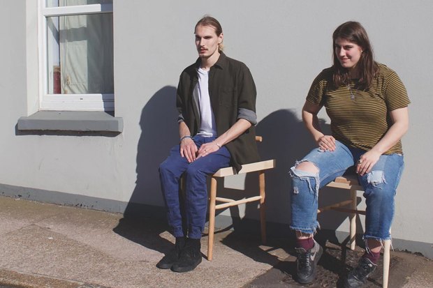 Британка придумала «мужские» и «женские» стулья для борьбы с менспредингом Британка придумала «мужские» и «женские» стулья для борьбы с менспредингом гаджеты