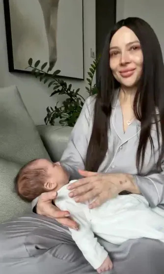 Блогерша Лерчек, которая лечится от рака четвёртой стадии, вышла на связь в парике и показала фото из больницы Сквиччиарини, Лерчек, блогерша, сыномЛерчек, которая, четвёртой, стадии, ребёнка, обнаружили, рублей, конце, февраля, родила, своего, танцам, бойфренда, тренера, Валерия, Луиса, которым