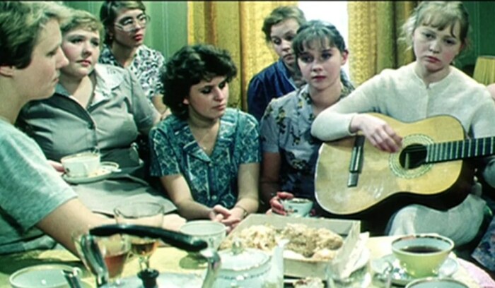 За кадром фильма «Одиноким предоставляется общежитие»: Почему создатели получали гневные письма после выхода картины на экраны 