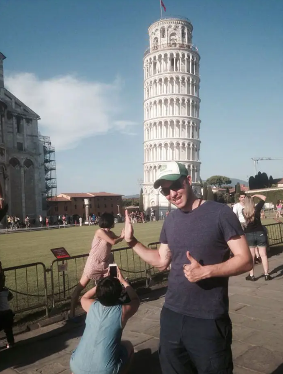 Парень восхитительно троллит туристов у Пизанской башни Италия,Пизанская башня,юмор