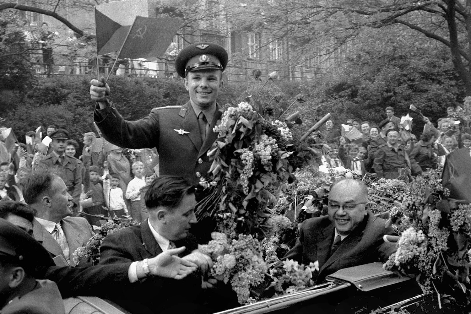 Первая награда гагарина после полета в космос. Встреча Юрия Гагарина после полета в космос. 1961 Полет Гагарина.