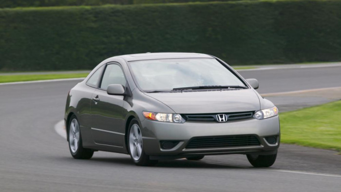 Купе Honda Civic восьмого поколения (2005-2011 гг.).