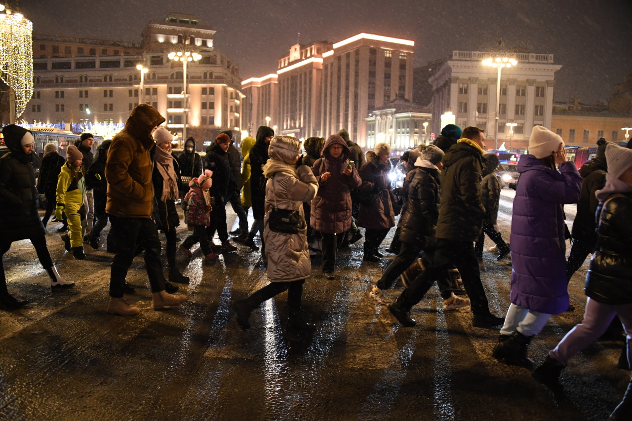 Треть российские. Разговор на улице. Улица Ленина Новосибирск пешеходная зимой. Новосибирск февраль. Новосибирск Новогодняя столица России 2023.