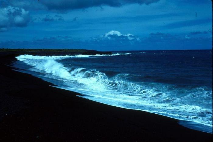 Необычные пляжи с черным песком (16 фото)