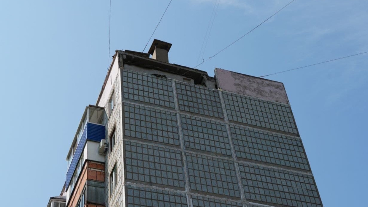Бетонная плита рухнула с жилого дома в Комсомольске-на-Амуре