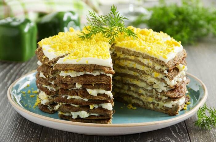 Домашний печёночный торт. \ Фото: pinterest.com.