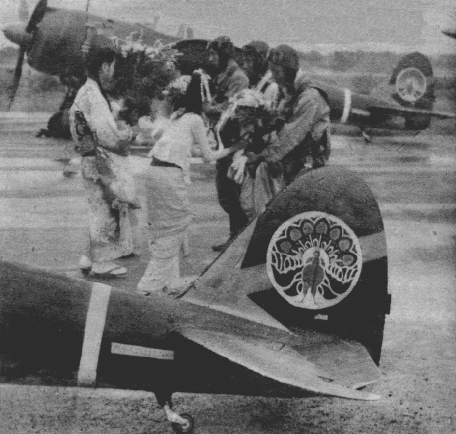 ​Пилоты 64-го сентая принимают истребители Ki-43-II, которые были построены на средства Японско-бирманского общества, возглавляемого главой Государства Бирма доктором Ба Мо, 1943/44 год. На хвостовом оперении виден зеленый павлин, герб Бирмы – насколько известно, эти опознавательные знаки наносились только для фотосъемки в целях пропаганды, боевые вылеты с ними не выполнялись. facebook.com - Песни Warspot: Соколиная авиагруппа подполковника Като | Warspot.ru