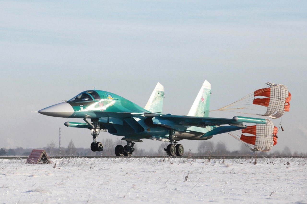 Самолеты россии падает. Истребитель-бомбардировщик Су-34. Су-34 двухдвигательный реактивный самолёт. Фронтовой бомбардировщик Су-34. Су-34 сверхзвуковой самолёт.