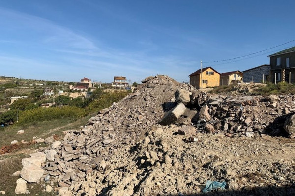 В Севастополе выявлена незаконная свалка строительного мусора