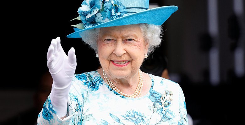 Королева Елизавета II использует искусственную руку для приветствий