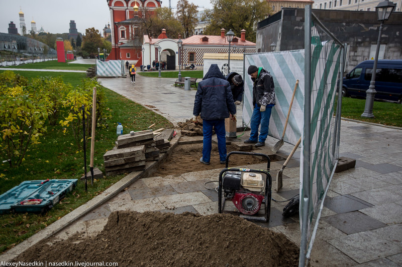 Замена плитки - привычная москвичам картина зарядье, москва, парк, прогулки, столица, стройка, урбанистика