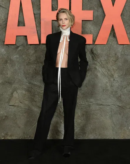 50-летняя Шарлиз Терон вышла в свет в 