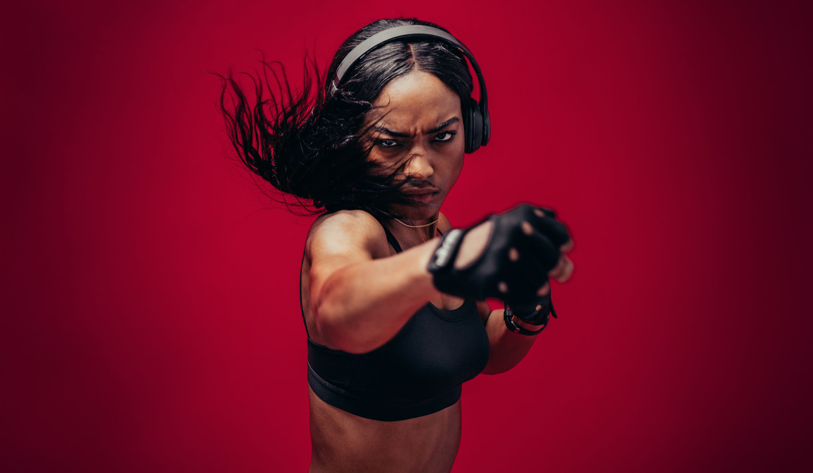 She practices. Женщины боксеры негритянки. Боксер фитнес. Фотообои боксер. Женщина Агрессор.