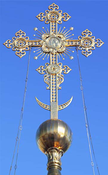 Восьмиконечный православный крест с полумесяцем в основании