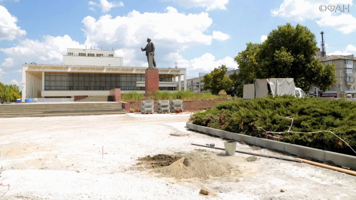 «Нужен еще месяц»: симферопольцы уже полгода ждут завершения работ на главной площади города Общество