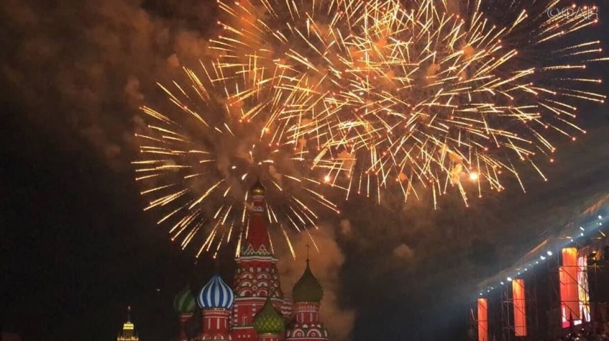 Праздничный салют начался. Салют 9 мая 2022 в Москве. Салют 9 мая 2020 в Москве. Праздничный салют в Москве 9 мая. Солет день победа 9 мой Москва.