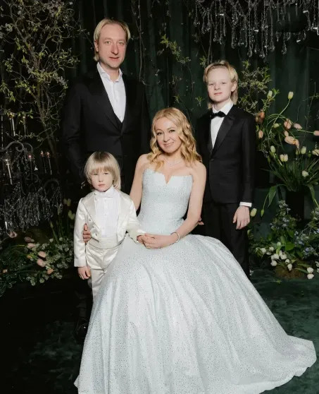 Яна Рудковская и Евгений Плющенко с детьми