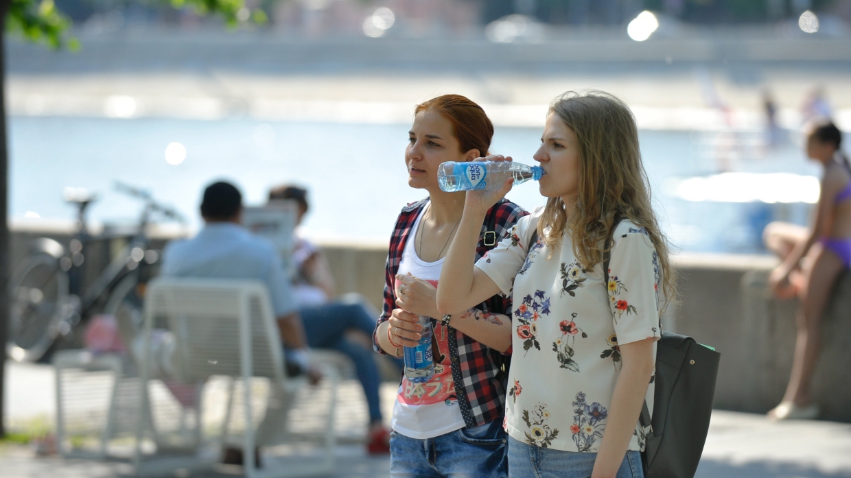 Мэрия Махачкалы из-за жары начала раздачу бутилированной воды на улицах города