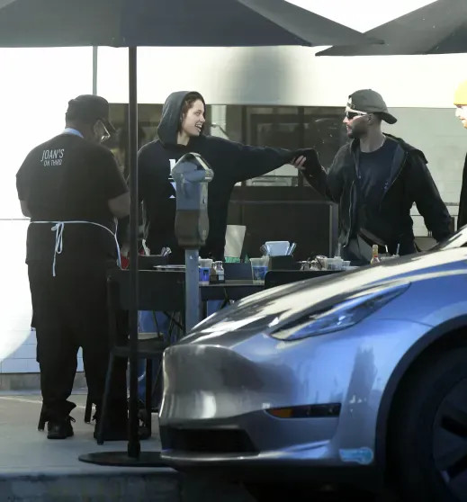 19-летнюю дочь Питта и Джоли засняли за флиртом с неизвестным Джоли, Шайло, после, жизни, отказалась, молодого, Питта, Анджелины, детей, другомШайло, человека, фамилии, публике, образ, 19летняя, короткой, стрижки, макияжемШайло, перекрашивалась, блондинку