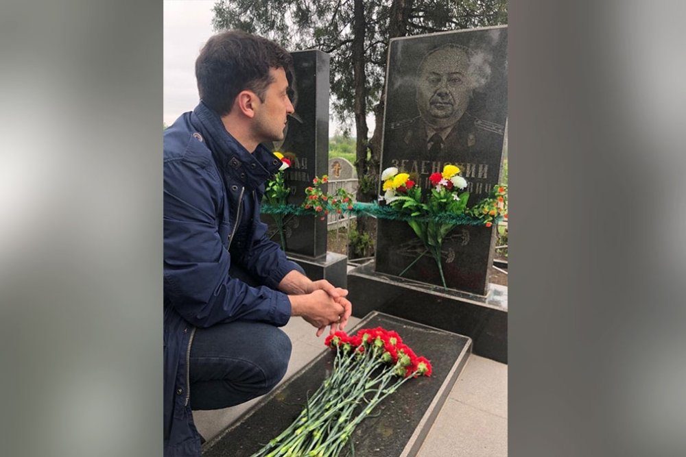 9 мая 2019 года. Владимир Зеленский у могилы деда. За десять дней до инаугурации... Фото: Facebook.com/zelensky95