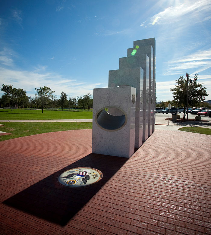 tolko-11-noyabrya-edinstvennyj-den-v-godu-kogda-solnce-velikolepno-osveshhaet-etot-memorial_002