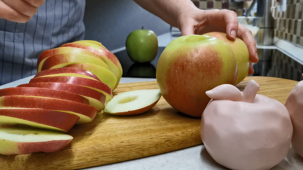 У меня яблоки в сезон уходят килограммами. Такую вкусноту готовлю на завтрак, пальчики оближешь. Рецепты обалденные, реально нарасхват