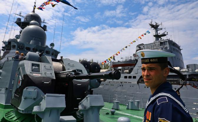 На фото: военные корабли в Севастополе