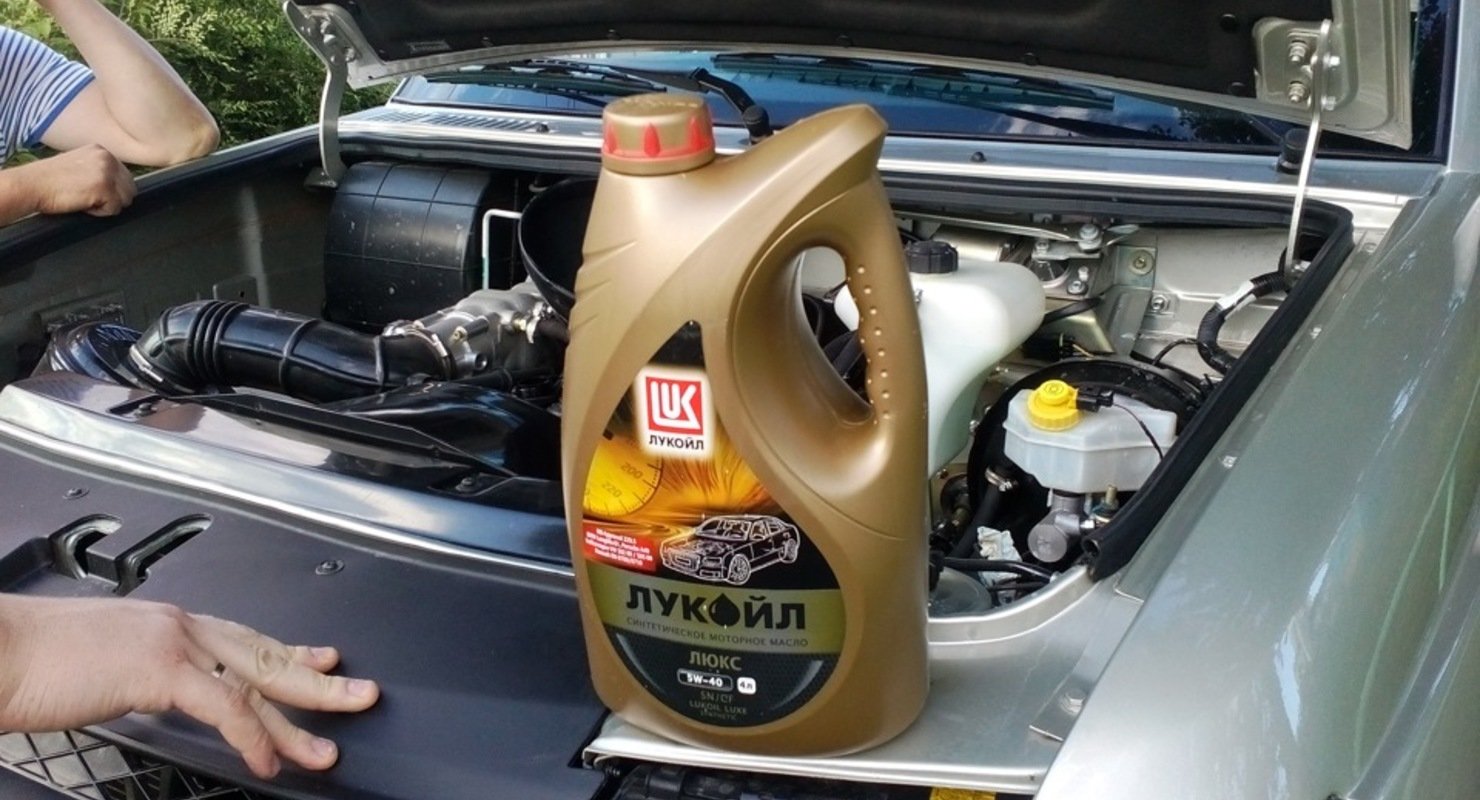 Можно ли лить автомобильное. Масло моторное для УАЗ Патриот 409. Масло в УАЗ Патриот 409. Какое масло заливается в УАЗ Патриот 409 двигатель. УАЗ Хантер моторное масло в двигатель.