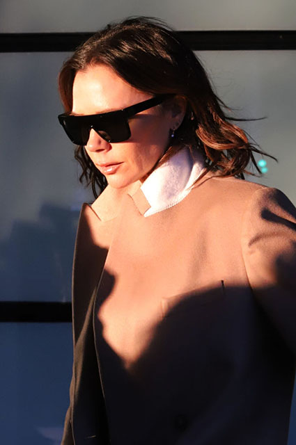 Уличный стиль знаменитости: Виктория Бекхэм в элегантном образе в аэропорту Нью-Йорка звездный стиль