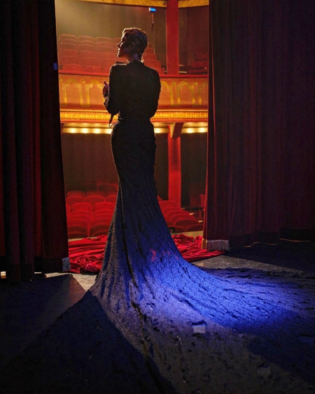 Рената Литвинова выступила с пацифистским гимном, который исполняла Марлен Дитрих Новости