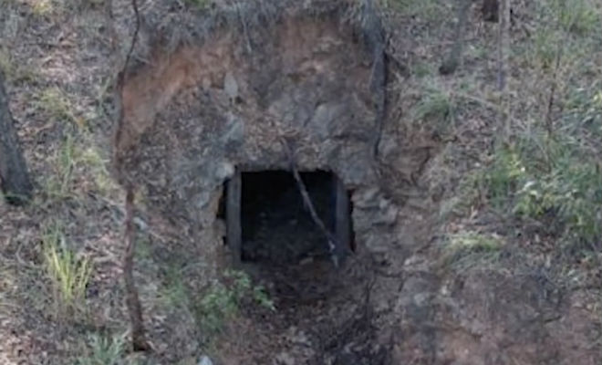 Мужчина нашел на своем участке вход в шахту: тоннели вывели в военный бункер