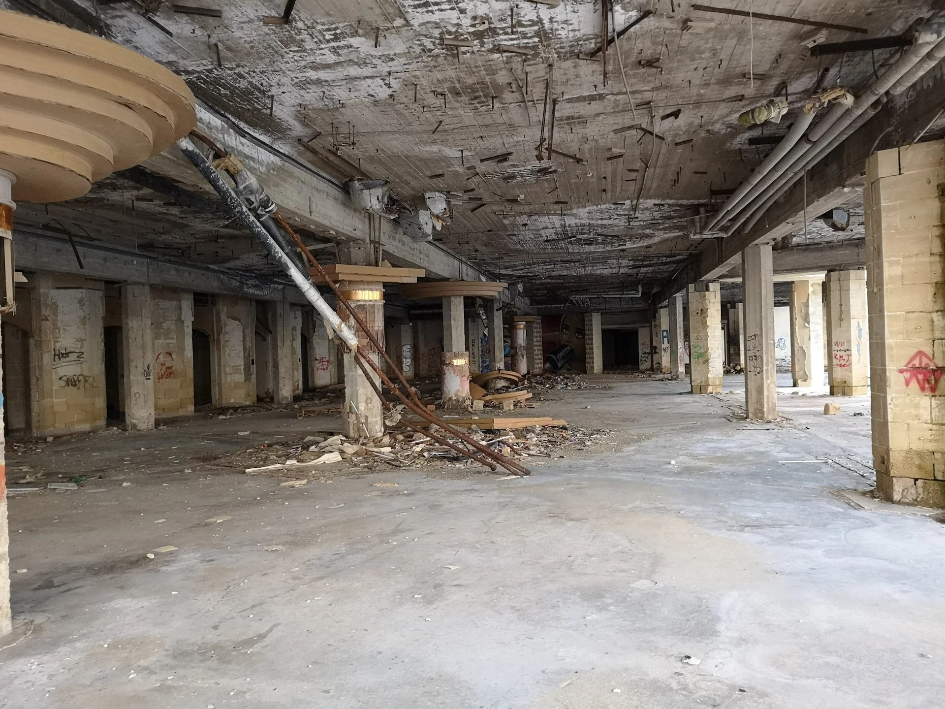 Заброшенный отель на Мальте с президентским люксом Каддафи Заброшенный отель на Мальте с президентским люксом Каддафи заграница,страны,туризм