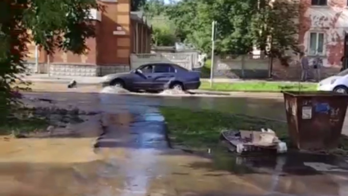 Двор затопило в Барнауле из-за коммунальной аварии