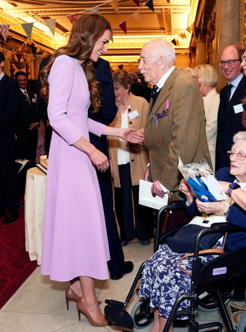 В лиловом платье и любимом ожерелье королевы: Кейт Миддлтон на приеме в честь 100-летия со дня рождения Елизаветы II Миддлтон, принц, Уильям, также, королевской, своей, детьми, очень, появилась, члены, горжусь, Елизаветы, которые, покойной, любимой, справились, королева, оставалась, принцесса, принца