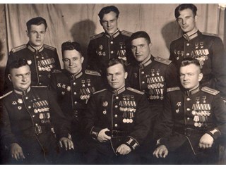 На фото 8 человек, которые уничтожили 20 полных эскадрилий Люфтваффе Германии