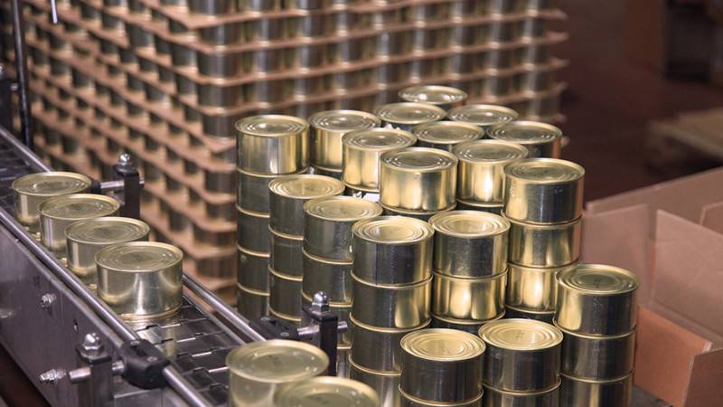 Салехардский комбинат отправит тонну рыбных консервов беженцам из Донбасса