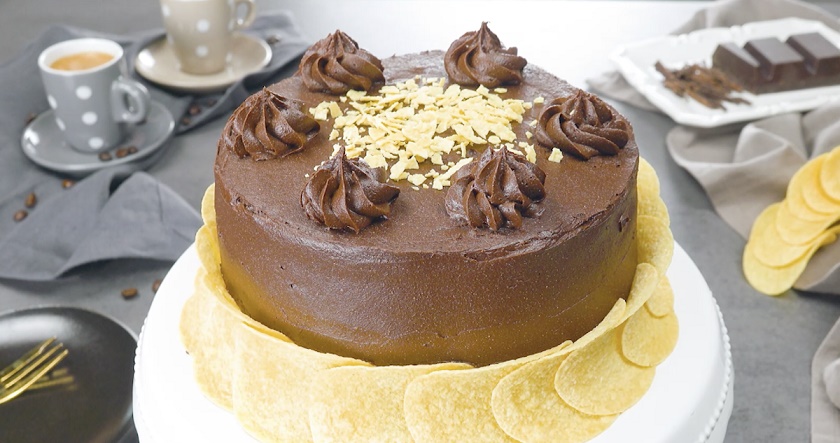 Шоколадный торт с чипсами: этот оригинальный десерт всех покорит