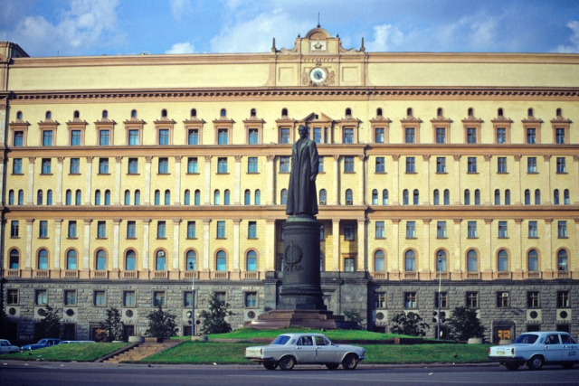 Памятник Дзержинскому на Лубянской площади перед демонтажом 22 августа 1991 года
